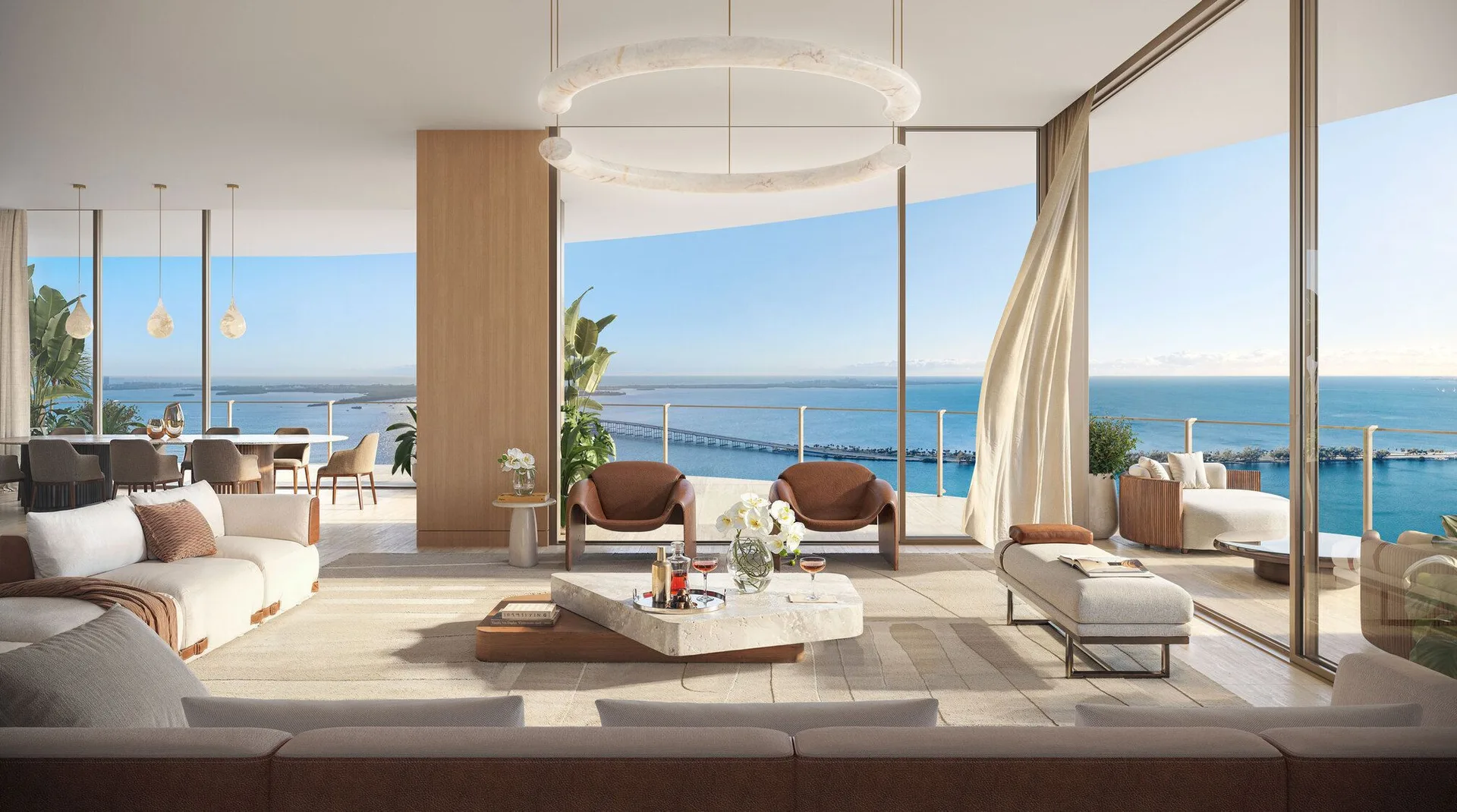 Sala con ventanales curvos piso-techo frente a la bahía